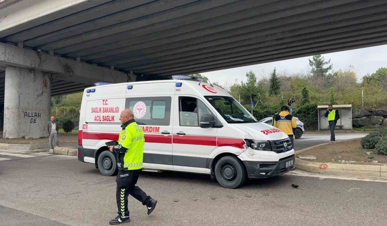 SAMSUN'DA HASTA BULUNMAYAN AMBULANS İLE İÇERİSİNDE YOLCULARIN BULUNDUĞU MİNİBÜSÜN ÇARPIŞTIĞI...