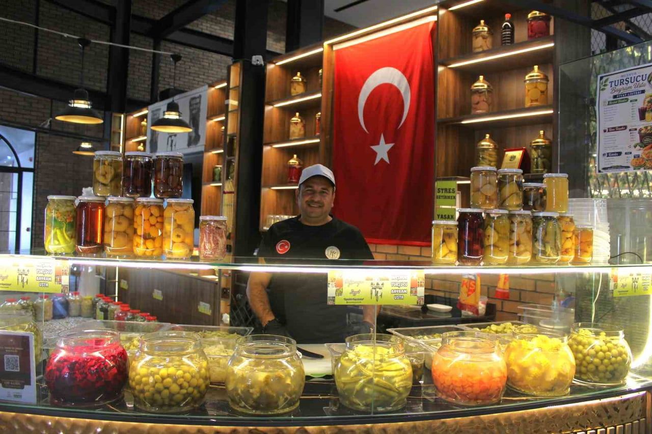 KAYSERİ’DE TURŞU SEZONUNUN BAŞLAMASIYLA BİRLİKTE TEZGAHLAR RENKLENİRKEN, 55 YILLIK TURŞUCU BAYRAM...
