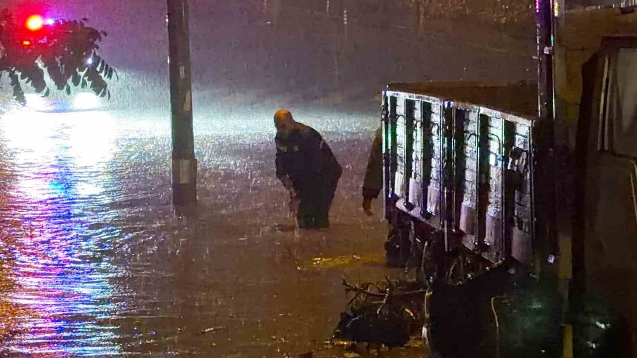 KOCAELİ'DE YAĞIŞ SU BASKINLARINA YOL AÇTI