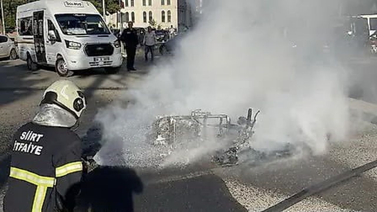 SİİRT'TE HAFİF TİCARİ ARAÇ İLE MOTOSİKLETİN KARIŞTIĞI KAZADA YARALANAN OLMAZKEN, ÇARPIŞMANIN...