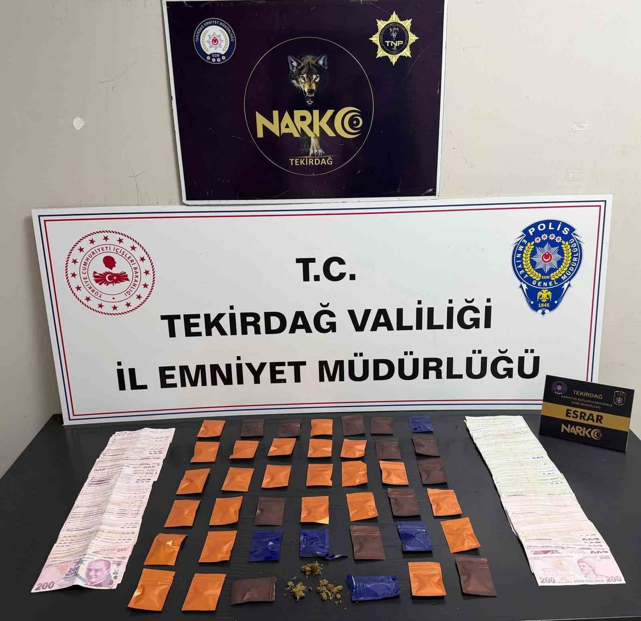 POLİS EKİPLERİNİN GERÇEKLEŞTİRDİĞİ BAZI ARAMALARDA UYUŞTURUCU MADDE VE SUÇTAN ELDE EDİLDİĞİ...