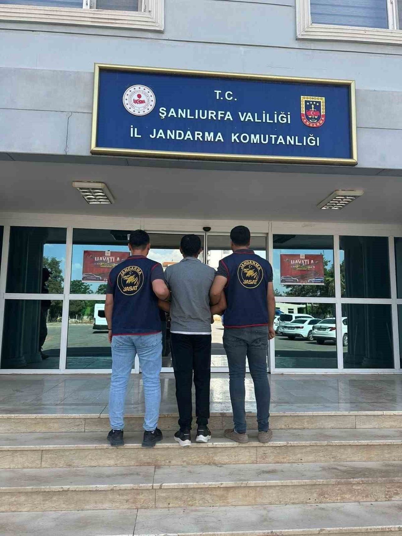 ŞANLIURFA'DA 16 YIL KESİNLEŞMİŞ HAPİS CEZASI BULUNAN HÜKÜMLÜ YAKALANDI