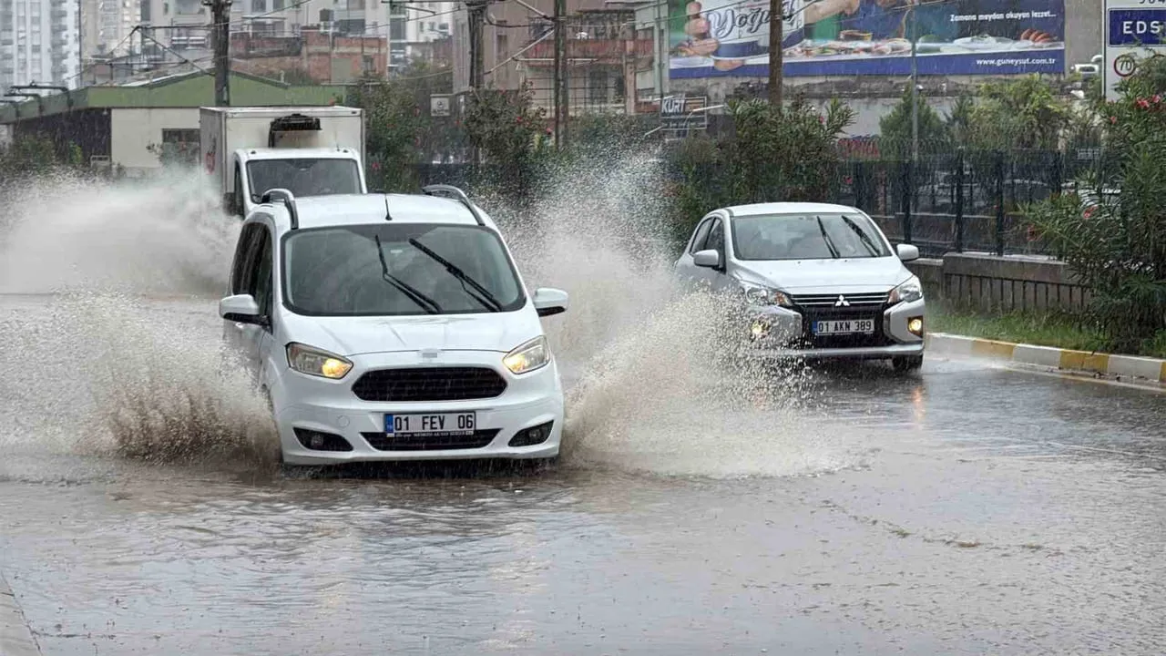 METEOROLOJİ GENEL MÜDÜRLÜĞÜ'NÜN SARI KODLU UYARIDA BULUNDUĞU ADANA'DA BAŞLAYAN SAĞANAK, HAYATI...