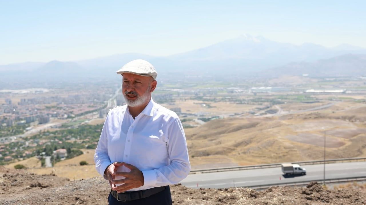 KOCASİNAN BELEDİYE BAŞKANI AHMET ÇOLAKBAYRAKDAR, ŞEHRİN PANORAMİK MANZARASINA HAKİM KONUMUYLA...