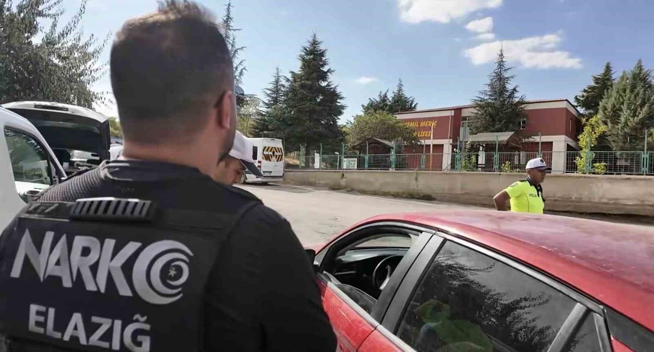 ELAZIĞ’DA EMNİYET EKİPLERİ TARAFINDAN 8 LİSE VE ÇEVRESİNDE GERÇEKLEŞTİRİLEN "NARKO ALAN"...