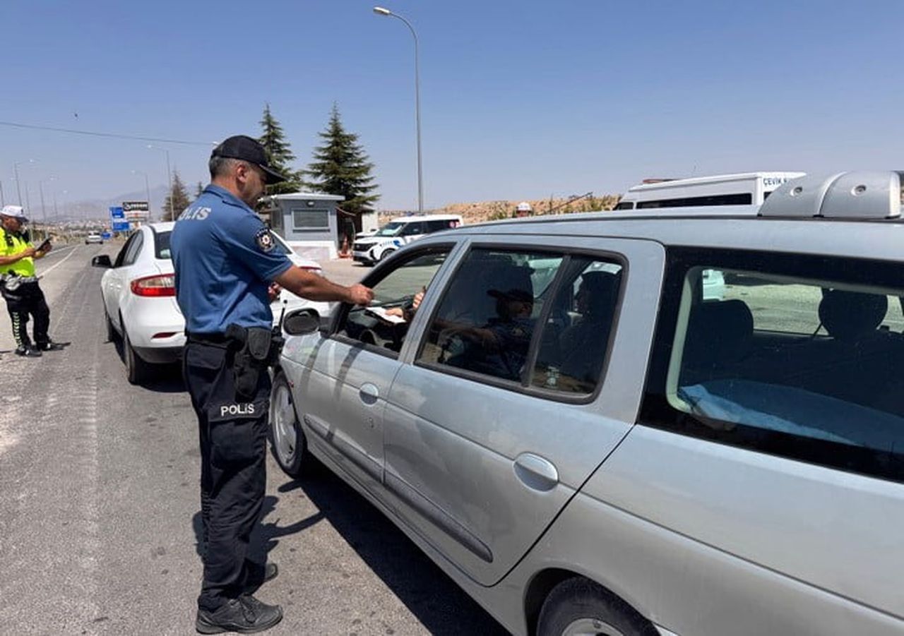 YAPILAN UYGULAMALARDA 3 BİN 103 ŞAHSIN GBT SORGULAMASI GERÇEKLEŞTİRİLDİ.