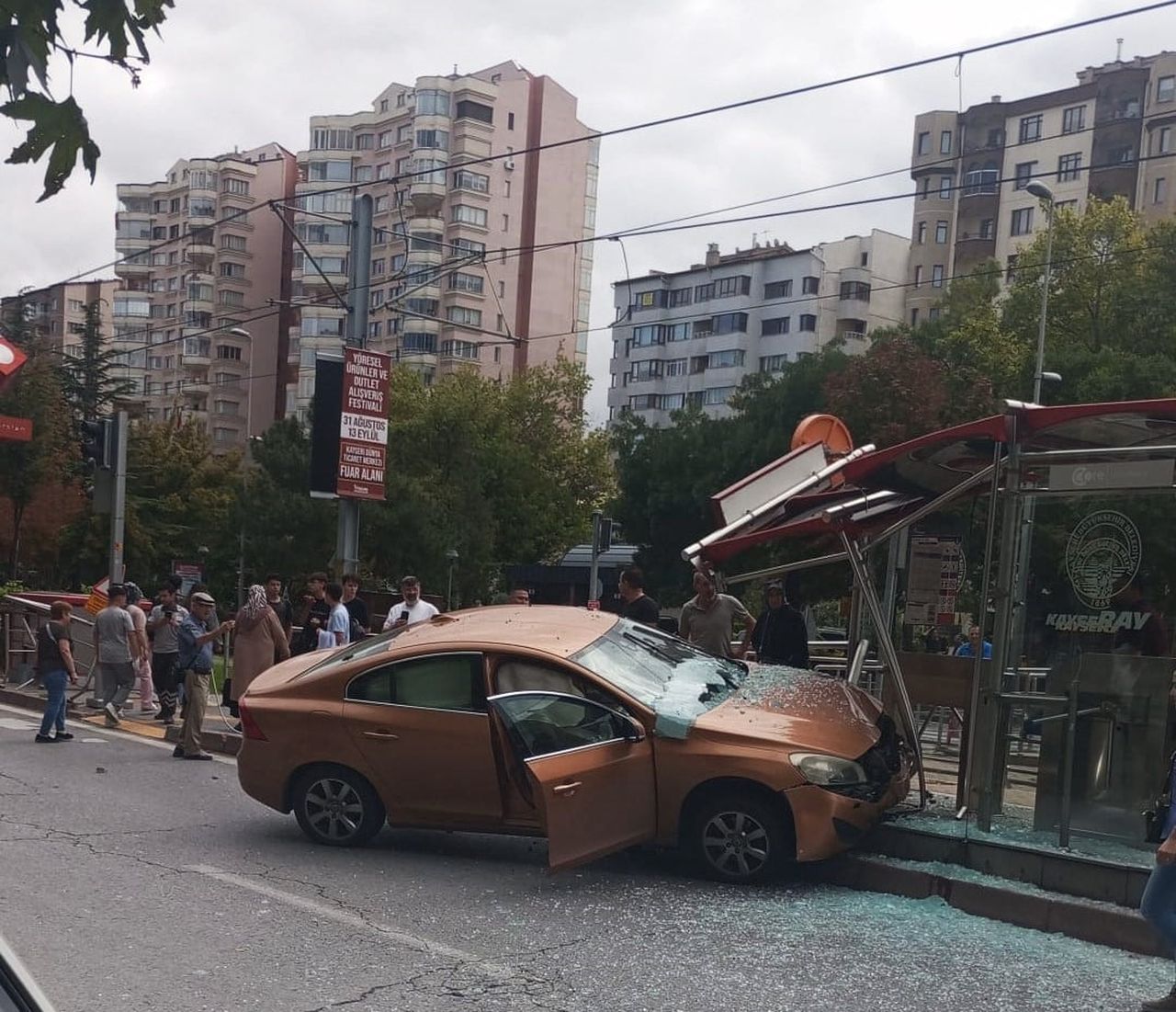 KAYSERİ'NİN KOCASİNAN İLÇESİNDE TRAMVAY DURAĞINA GİREN OTOMOBİLDE BULUNAN YAŞLI KADIN...