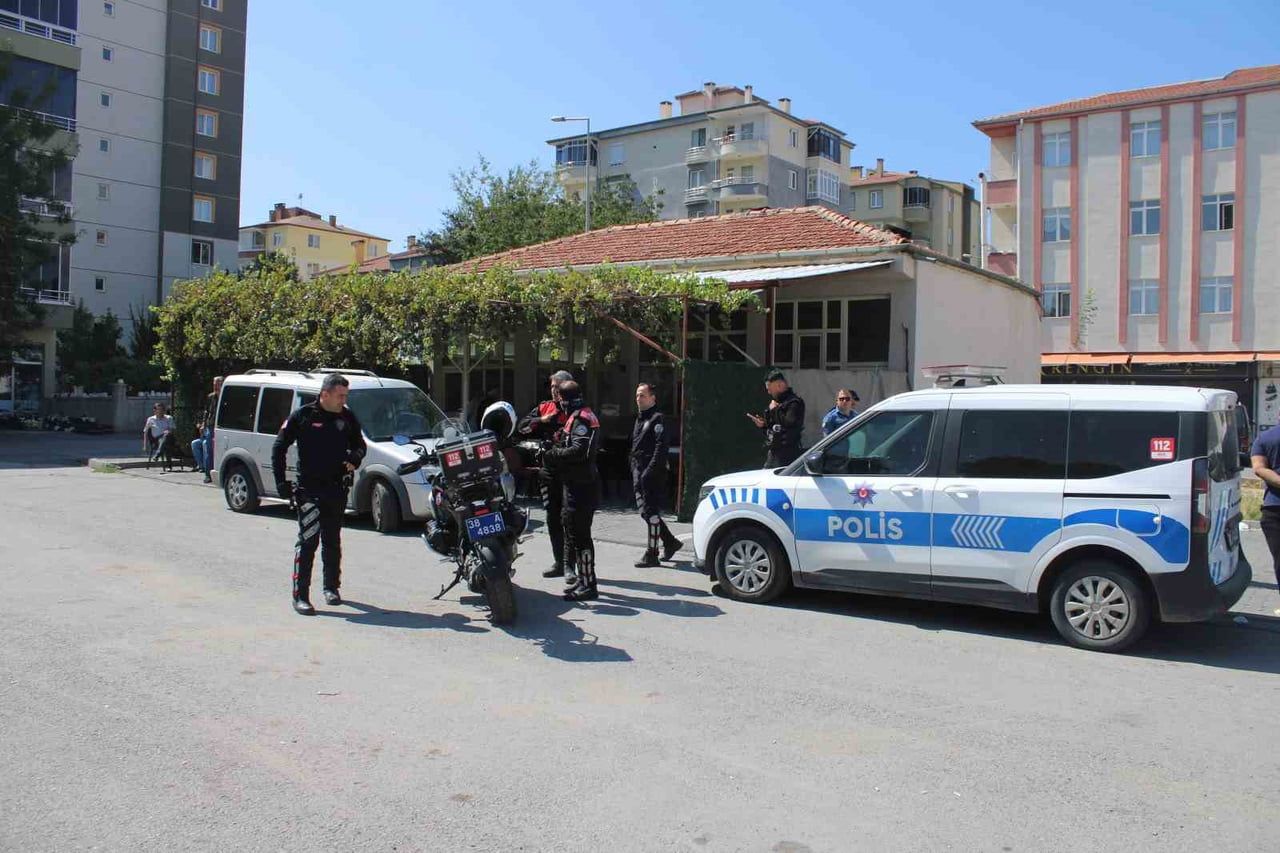 KAYSERİ’NİN MELİKGAZİ İLÇESİNDE KIRAATHANE ÇALIŞANI TARAFINDAN TÜFEKLE VURULARAK, AĞIR YARALANAN...