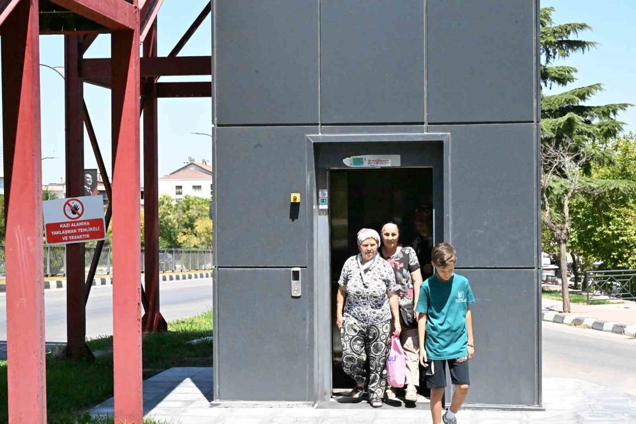 MANİSA BÜYÜKŞEHİR BELEDİYESİ, KUŞLUBAHÇE MAHALLESİ’NDE BULUNAN KADER ATABEY YAYA ÜST GEÇİDİ’NE...