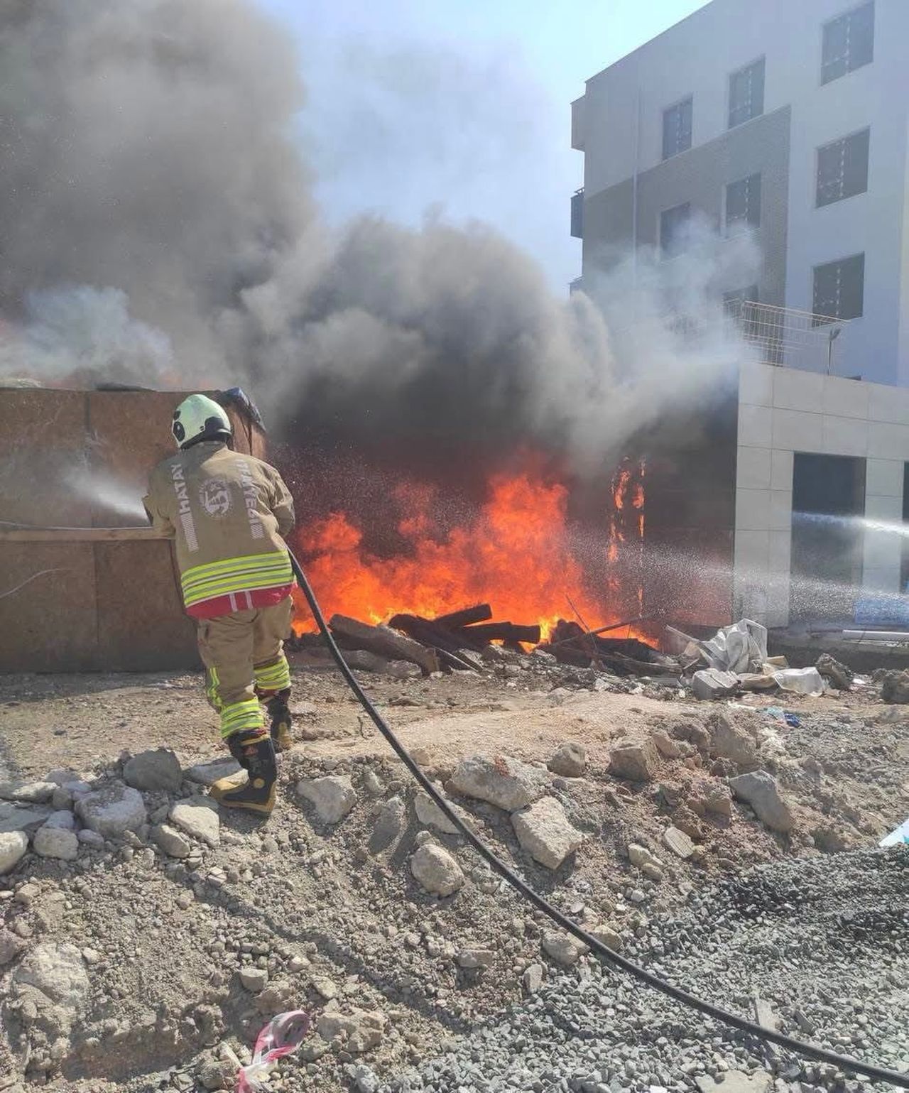 ANTAKYA’NIN SARAYKENT MAHALLESİ 75. YIL BULVARI’NDA ÇIKAN İNŞAAT MALZEMELERİ VE KULÜBE YANGINI...