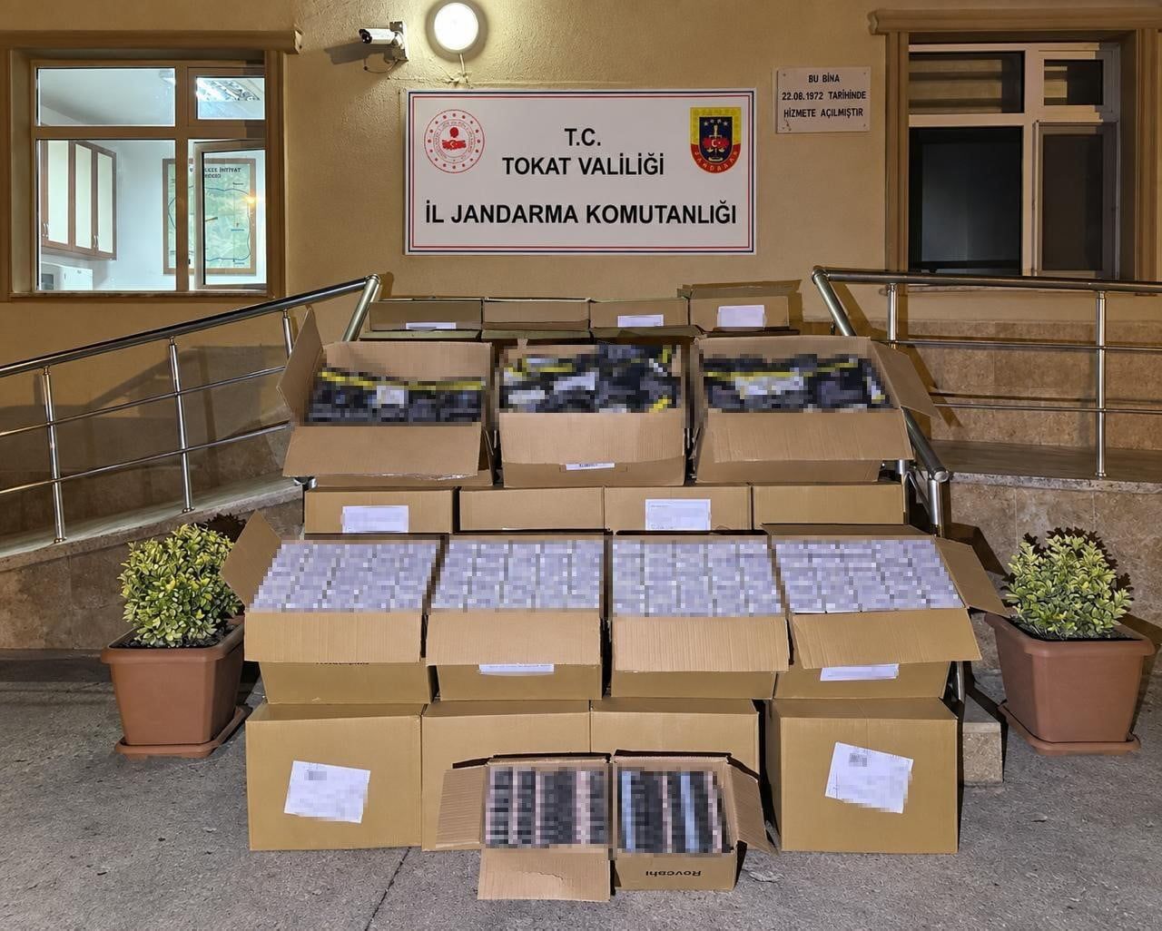 TOKAT’TA JANDARMA EKİPLERİNCE DURDURULAN ARAÇTA 600 BİN BANDROLSÜZ BOŞ MAKARON İLE ÇOK SAYIDA...