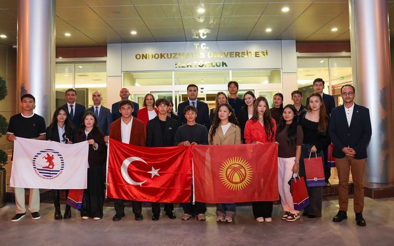 CHYNGYZ TOKTOBEKOV VE BERABERİNDEKİ HEYET, ONDOKUZ MAYIS ÜNİVERSİTESİ'NDE (OMÜ) ÖĞRENİM GÖREN...