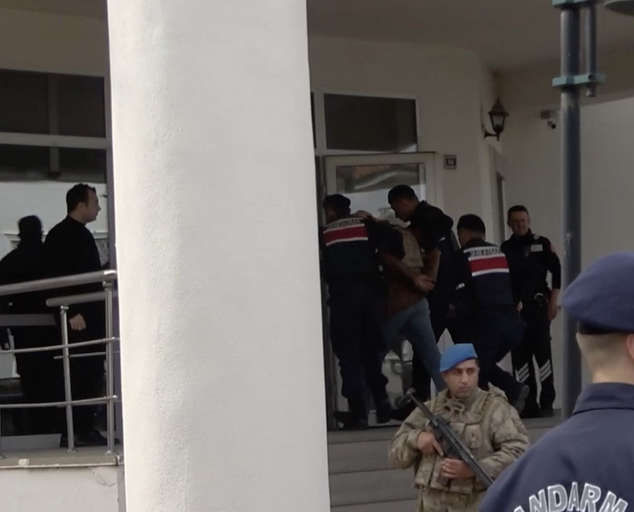 KASTAMONU'NUN TAŞKÖPRÜ İLÇESİNDE HUSUMETLİ OLDUĞU VE TARLADA TARTIŞTIĞI 4 KİŞİYİ SİLAHLA VURARAK...