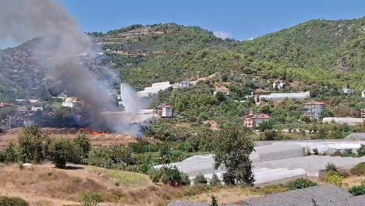 ANTALYA’NIN GAZİPAŞA İLÇESİNDE SERALARIN ARASINDA ÇIKAN YANGIN MANAVGAT YANGININDAN YAKIT İKMALİ...