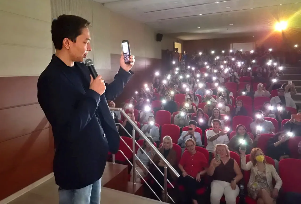 KAZAKİSTAN’IN ÜNLÜ VİYOLONSEL SANATÇISI BAGJAN OKTYABR İLETİŞİM FAKÜLTESİ ÖĞRENCİLERİ İLE BİR...
