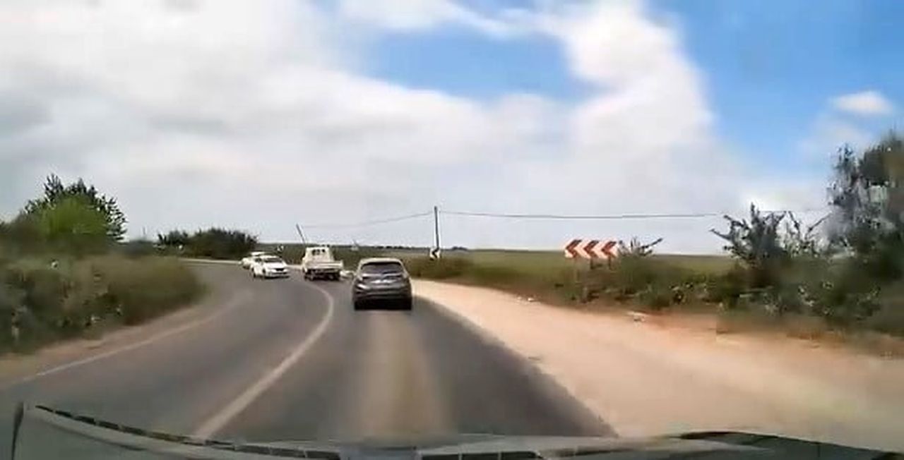 BURSA’NIN KARACABEY İLÇESİNDE BOĞAZ YOLU ÜZERİNDE VİRAJA HIZLI GİREN OTOMOBİL KAZAYA NEDEN OLDU....