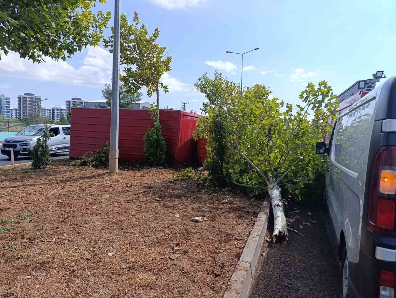 DİYARBAKIR’DA 4 ARACIN KARIŞTIĞI TRAFİK KAZASINDA KAMYONETE SIKIŞAN SÜRÜCÜYÜ İTFAİYE EKİPLERİ...