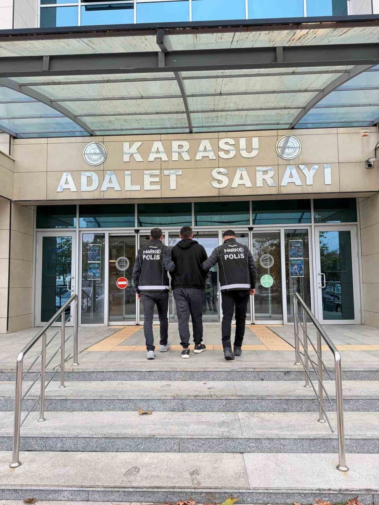KARASU İLÇESİNDE POLİS EKİPLERİNCE GERÇEKLEŞTİRİLEN "SOKAKLAR GÜVENDE" OPERASYONU ÇERÇEVESİNDE...