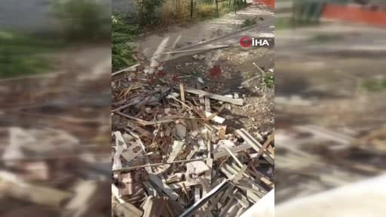 Küçükçekmece'de bina yıkım sırasında çöktü