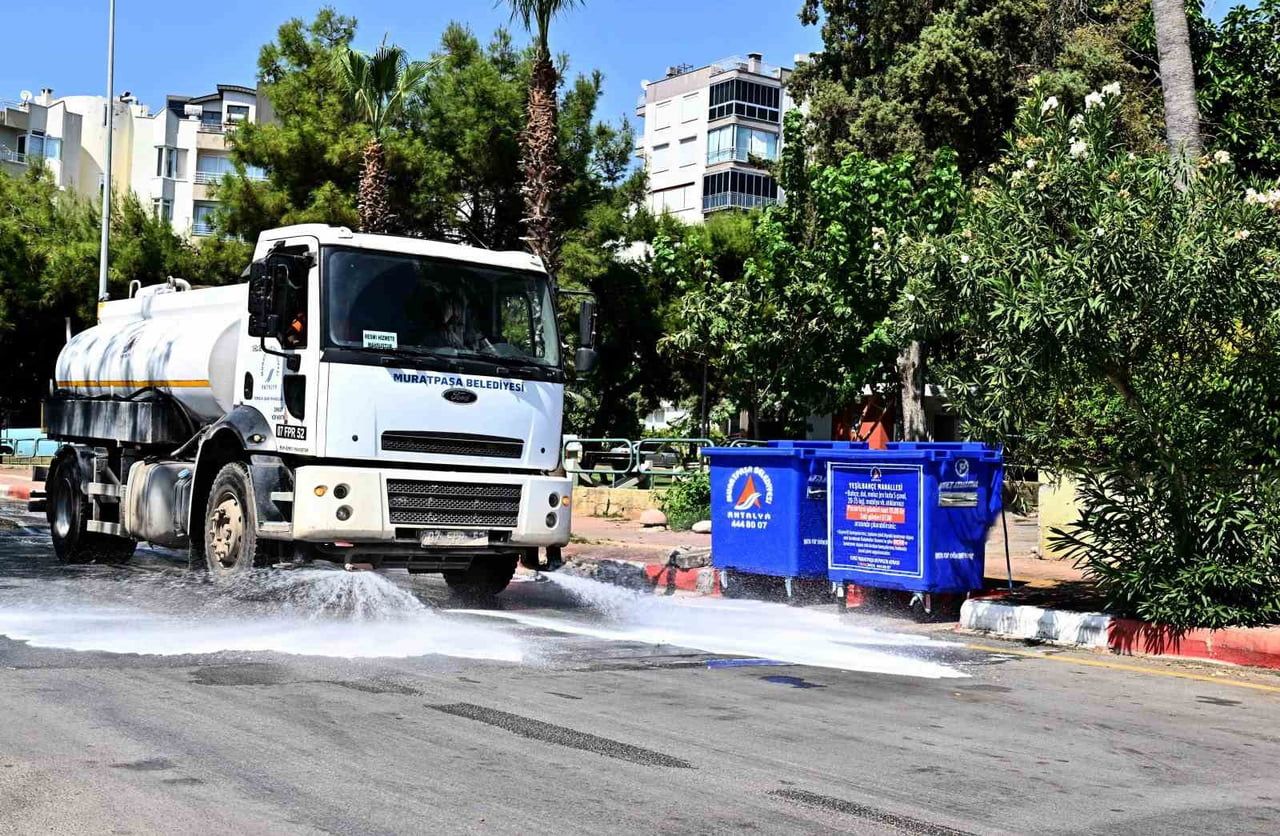 MURATPAŞA BELEDİYESİ, ATIKLARIN ALINMASININ ARDINDAN KONTEYNERLERİ VE ÇEVRESİNİ DE...