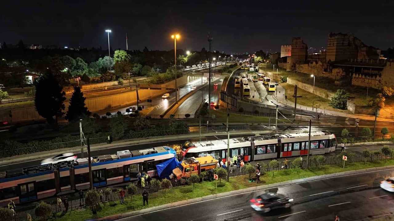 ZEYTİNBURNU'NDA T1 KABATAŞ-BAĞCILAR TRAMVAY HATTI'NIN PAZARTEKKE İLE TOPKAPI DURAKLARI ARASINDA...