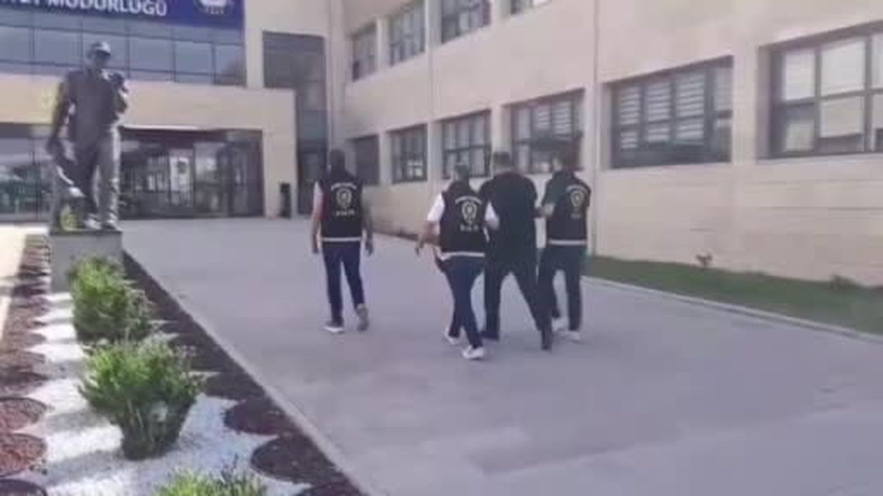 Polis 15 yıl hapis cezası ile aranan şahsı yakaladı