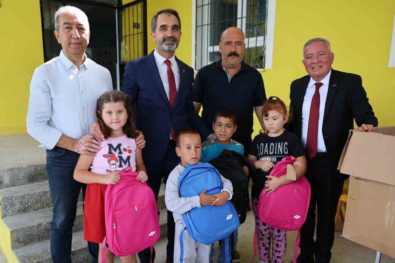 HONAZ’DA ÖĞRENCİLER YENİ EĞİTİM ÖĞRETİM YILINA ANLAMLI BİR HEDİYEYLE BAŞLADI. BAŞKAN KEPENEK...