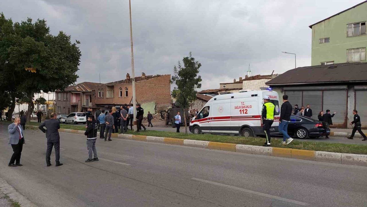 ERZURUM’DA HUSUMETLİ İKİ AİLE SİLAHLA ÇATIŞI: 1 POLİS MEMUR YARALANDI
