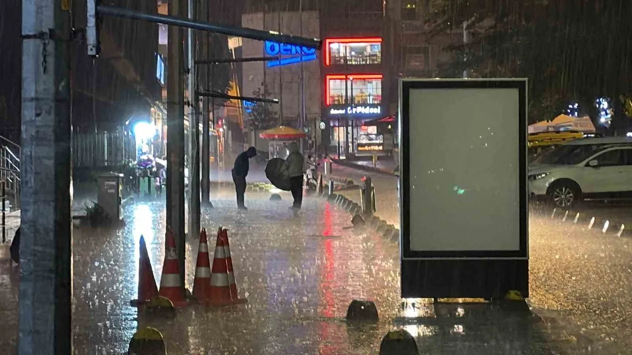 DÜZCE’DE METEOROLOJİ GENEL MÜDÜRLÜĞÜ’NÜN UYARILARININ ARDINDAN AKŞAM SAATLERİNDE ETKİLİ OLMAYA...