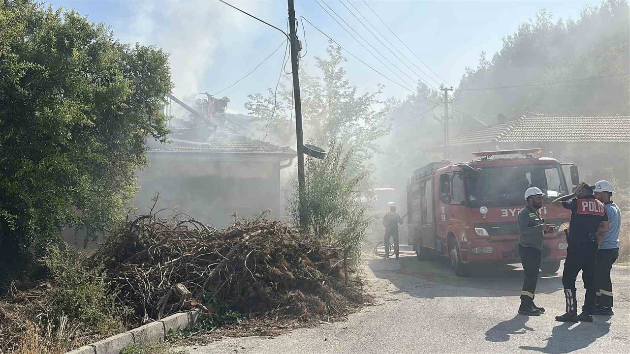 BURDUR’DA BİR İKAMETTE ÇIKAN YANGIN, MAHALLEDE PANİĞE NEDEN OLURKEN İKAMETTEN YÜKSELEN DUMANLAR...