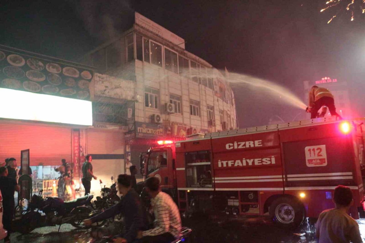 CİZRE'DE AMEDSPOR’UN GALİBİYET KUTLAMALARINDA ATILAN HAVAİ FİŞEKLER 3 İŞ YERİ İLE 1 ARAÇTA YANGINA...