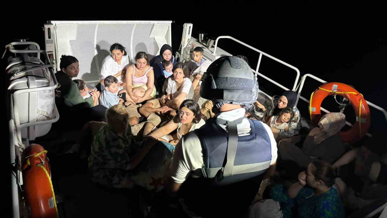 GÖKOVA KÖRFEZİNDE YELKENLİ TEKNE İÇİNDE 64 DÜZENSİZ GÖÇMEN VE 4 GÖÇMEN KAÇAKÇISI...