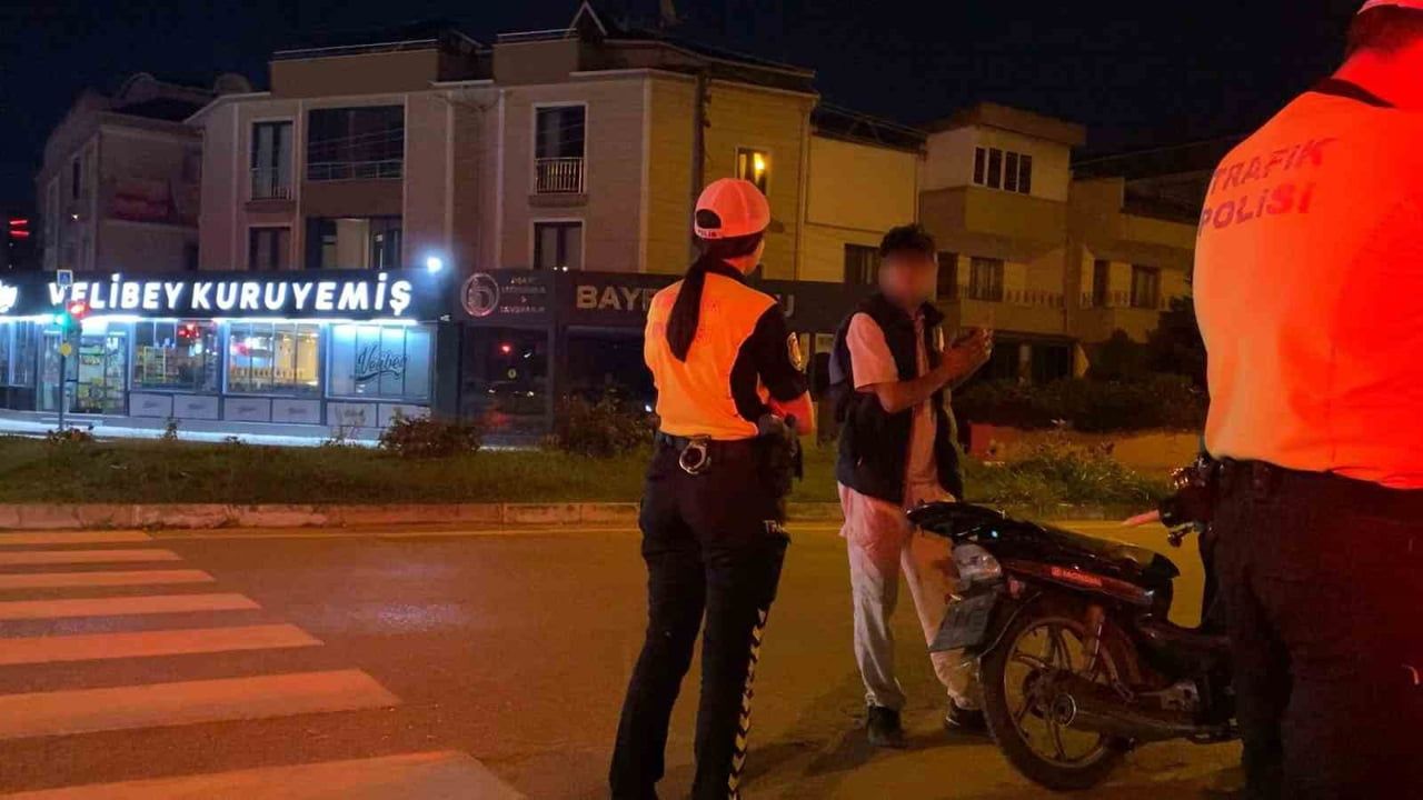 İNEGÖL'DE TRAFİK EKİPLERİNİN DURDURDUĞU PLAKASIZ MOTOSİKLETİN SÜRÜCÜSÜNE, ÇEŞİTLİ İHLALLER...