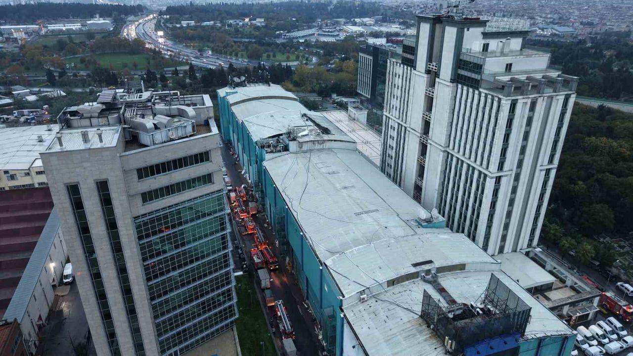 İSTANBUL BAYRAMPAŞA’DA DÜĞÜN SALONUNUN ÇATISINDA ÇIKAN YANGIN İTFAİYE EKİPLERİNİN BİR SAATLİK...
