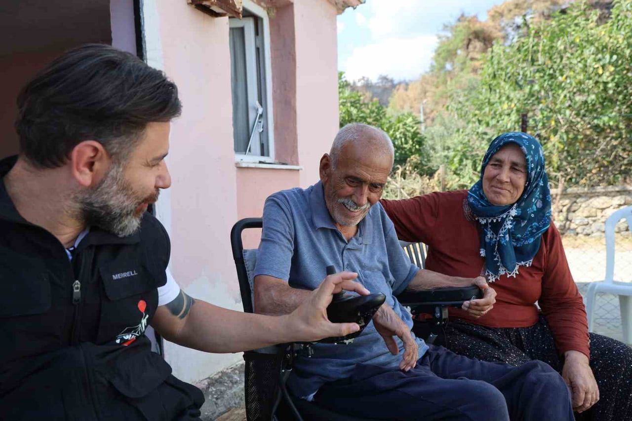 OGÜN ABİ DERNEĞİ GÖNÜLLÜLER VE HAYIRSEVERLERİN DESTEĞİ İLE YANGINDA EVİ VE EŞYALARI KÜL OLAN...