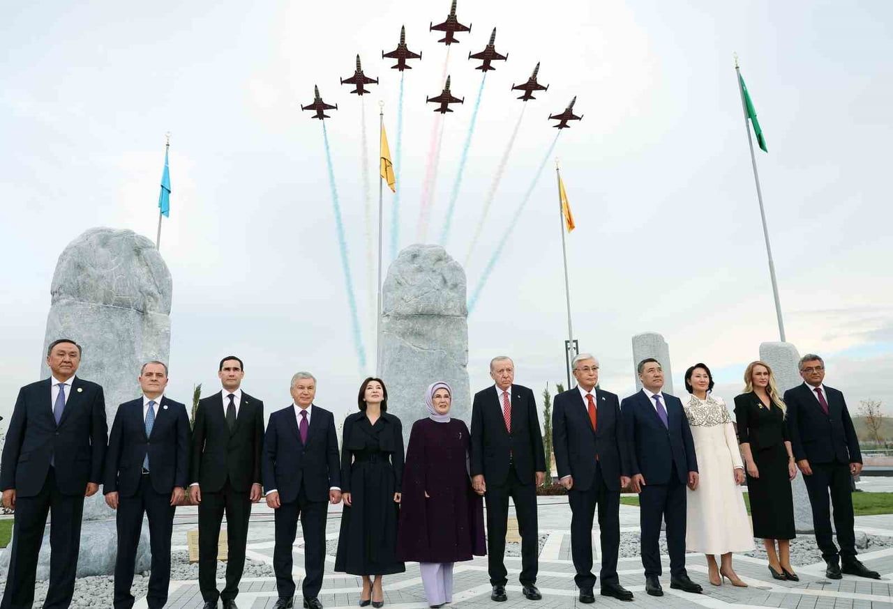 LİDERLER, GÖSTERİLERİ İZLEDİKTEN SONRA PARKTA BULUNAN ORHUN YAZITLARI’NIN MİNYATÜRÜ ÖNÜNDE AİLE...