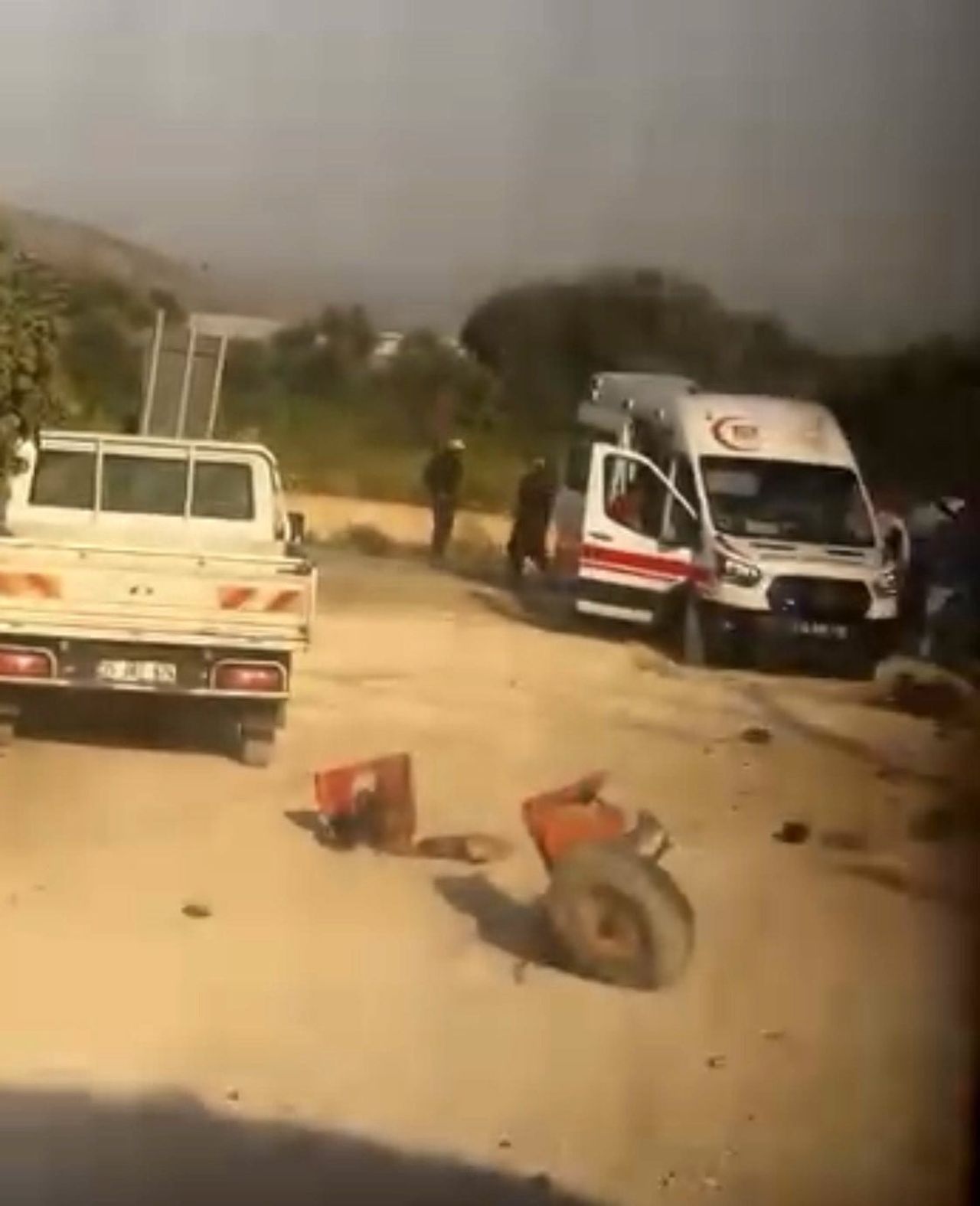 İZMİR’İN BAYINDIR İLÇESİNDE HEMZEMİN GEÇİTTE TREN İLE TRAKTÖRÜN ÇARPIŞMASI SONUCU MEYDANA GELEN...