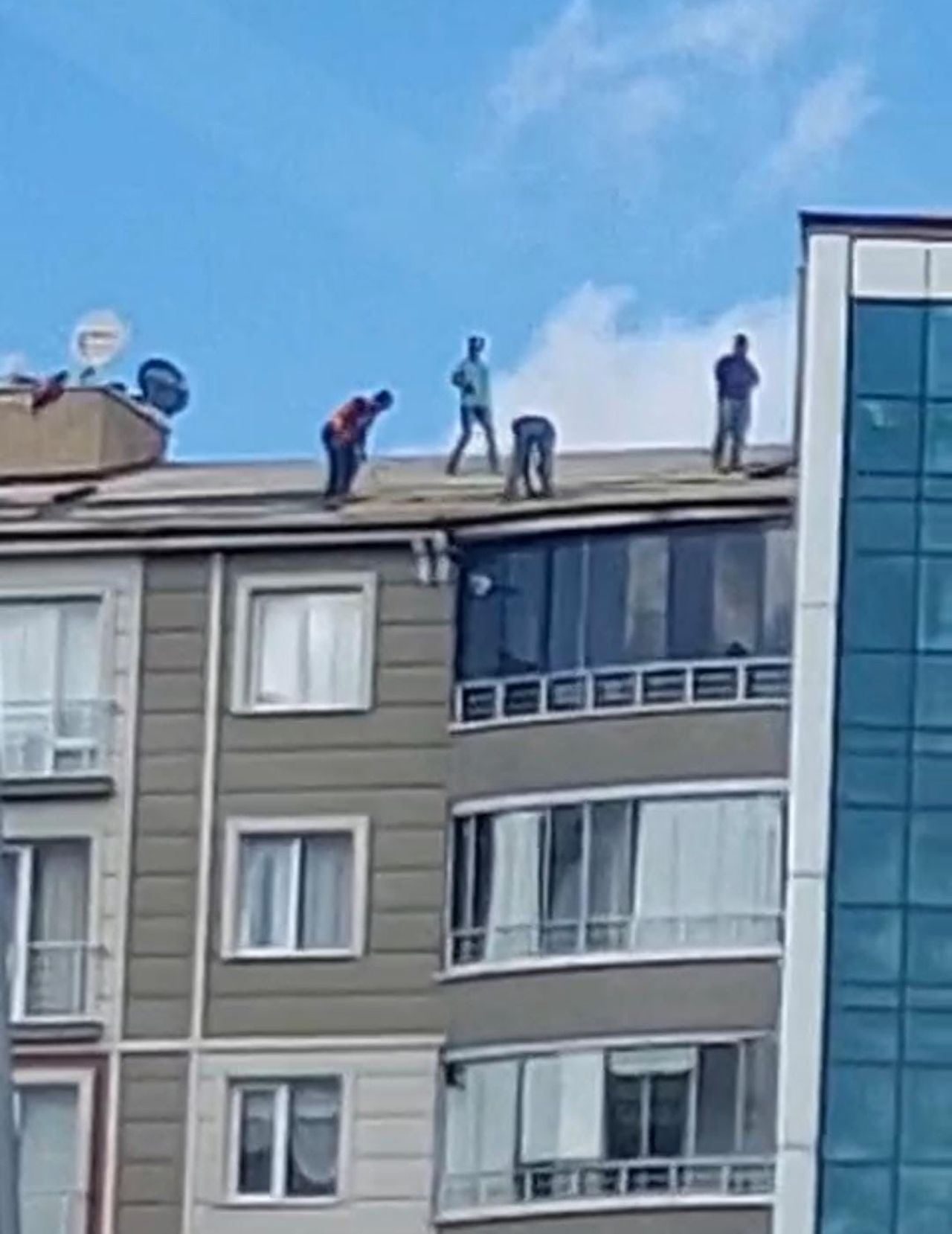 YOZGAT’IN MERKEZ KARATEPE MAHALLESİ’NDE BİR BİNANIN ÇATISINDA HERHANGİ BİR GÜVENLİK ÖNLEMİ ALMADAN...