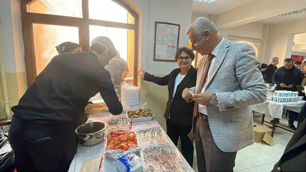 KARAMAN HATUNİYE TURİZM MESLEKİ VE TEKNİK ANADOLU LİSESİ TARAFINDAN 29 EKİM CUMHURİYET BAYRAMI...