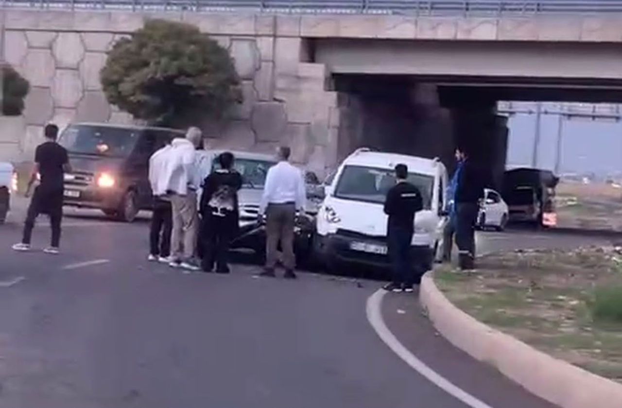 BATMAN’DA KUYUBAŞI MAHALLESİ KÖPRÜLÜ KAVŞAK’TA ÜÇ ARACIN KARIŞTIĞI ZİNCİRLEME TRAFİK KAZASI...
