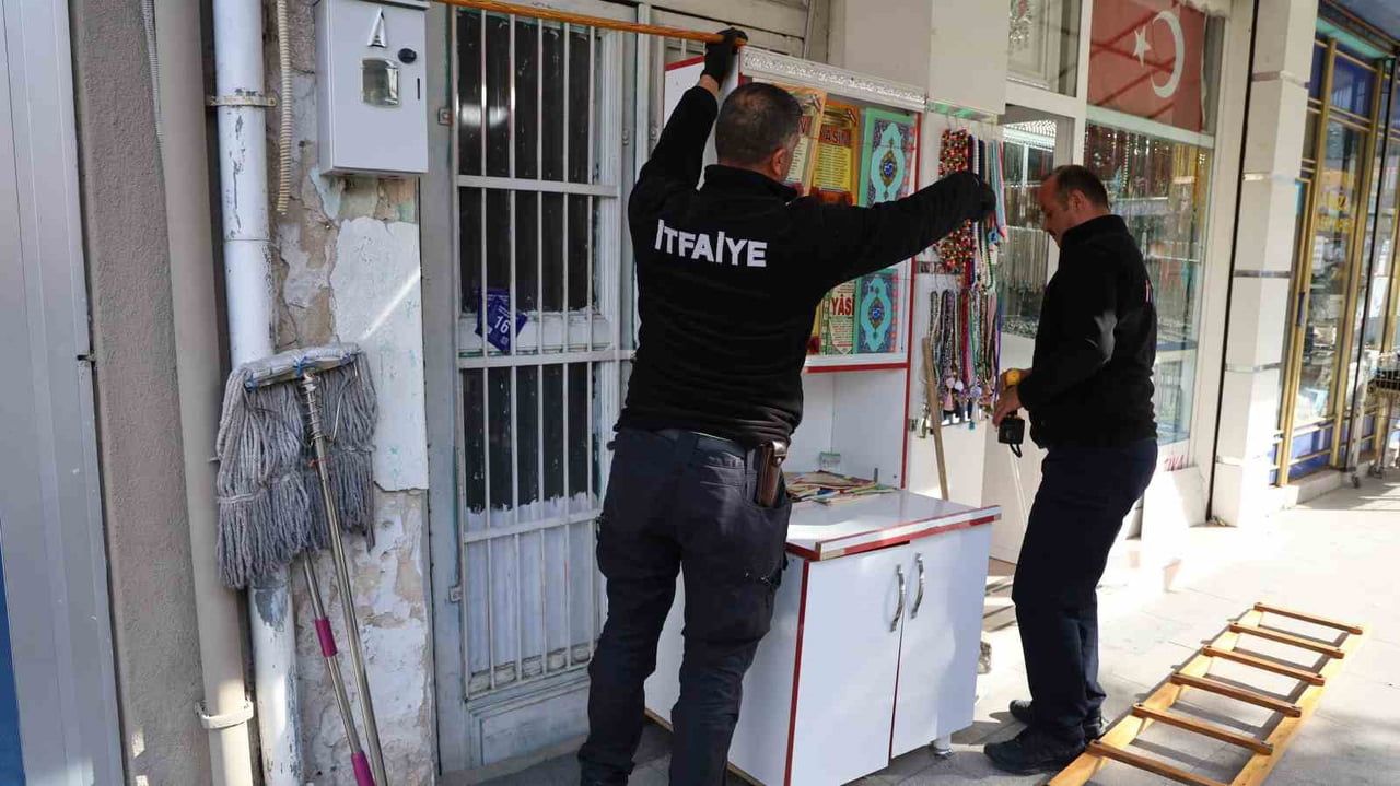 KIRŞEHİR’DE BİR İŞ YERİNİN KEPENGİ İÇERİSİNDE SIKIŞAN KEDİ, İTFAİYE EKİPLERİNİN ÇALIŞMASIYLA...