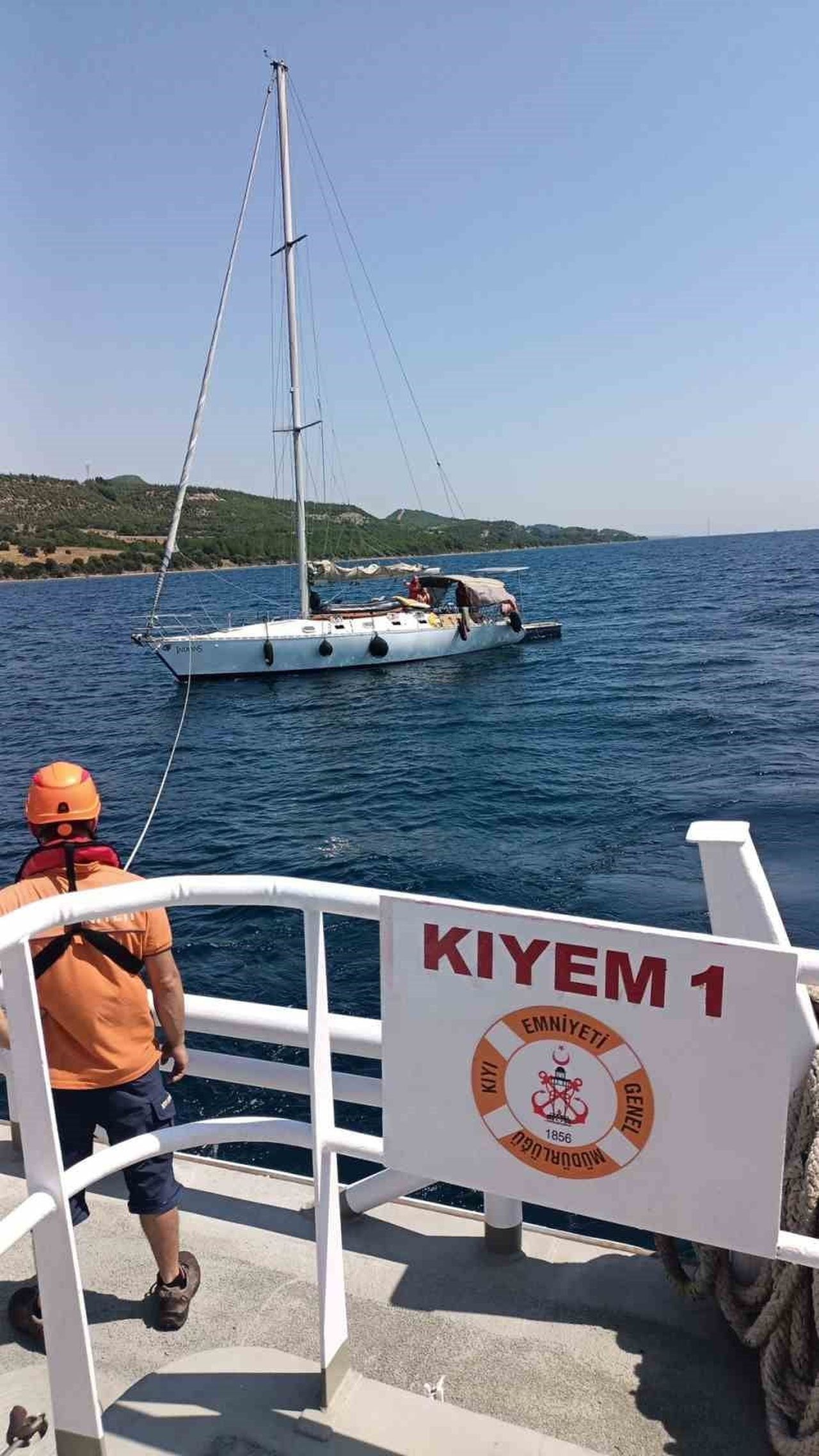 ÇANAKKALE BOĞAZI’NDA SÜRÜKLENEN TEKNE KURTARILDI