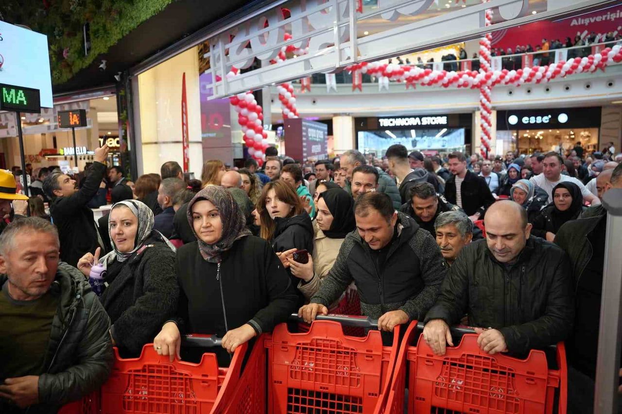 ZİNCİR MARKET AÇILIŞINDA İNDİRİM İZDİHAMI: KUYRUK HAVADAN GÖRÜNTÜLENDİ