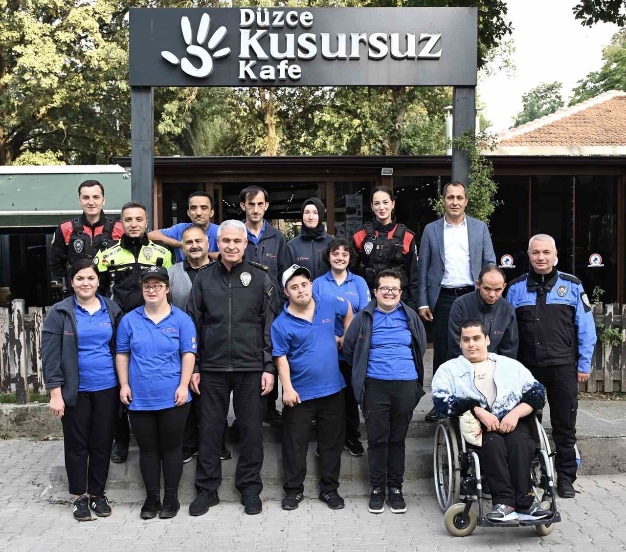 DÜZCE İL EMNİYET MÜDÜRÜ İBRAHİM ERGÜDER VE BERABERİNDEKİ PERSONEL, KUSURSUZ KAFE’DE SAMİMİ BİR...