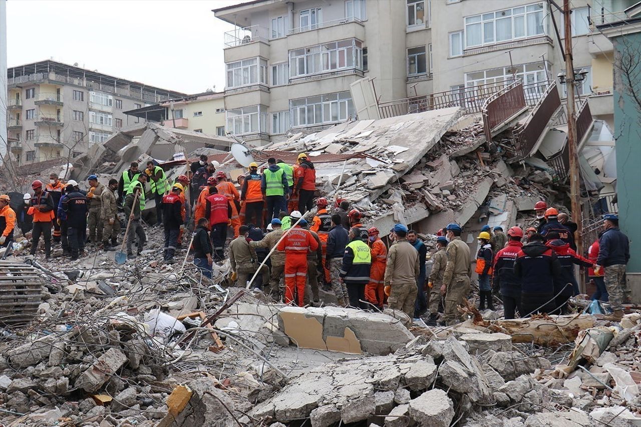 MALATYA'DA 6 ŞUBAT DEPREMLERİ SONRASINDA ENKAZ DEMİRLERİNİN USULSÜZ ŞEKİLDE ELDEN ÇIKARILDIĞI...