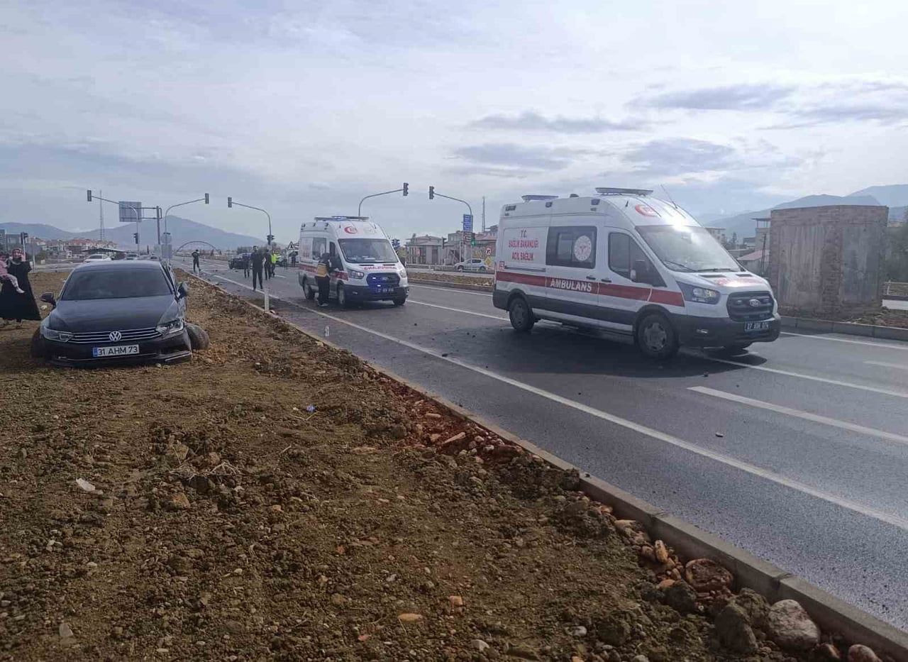İSLAHİYE İLÇESİNDE İKİ OTOMOBİLİN ÇARPIŞTI