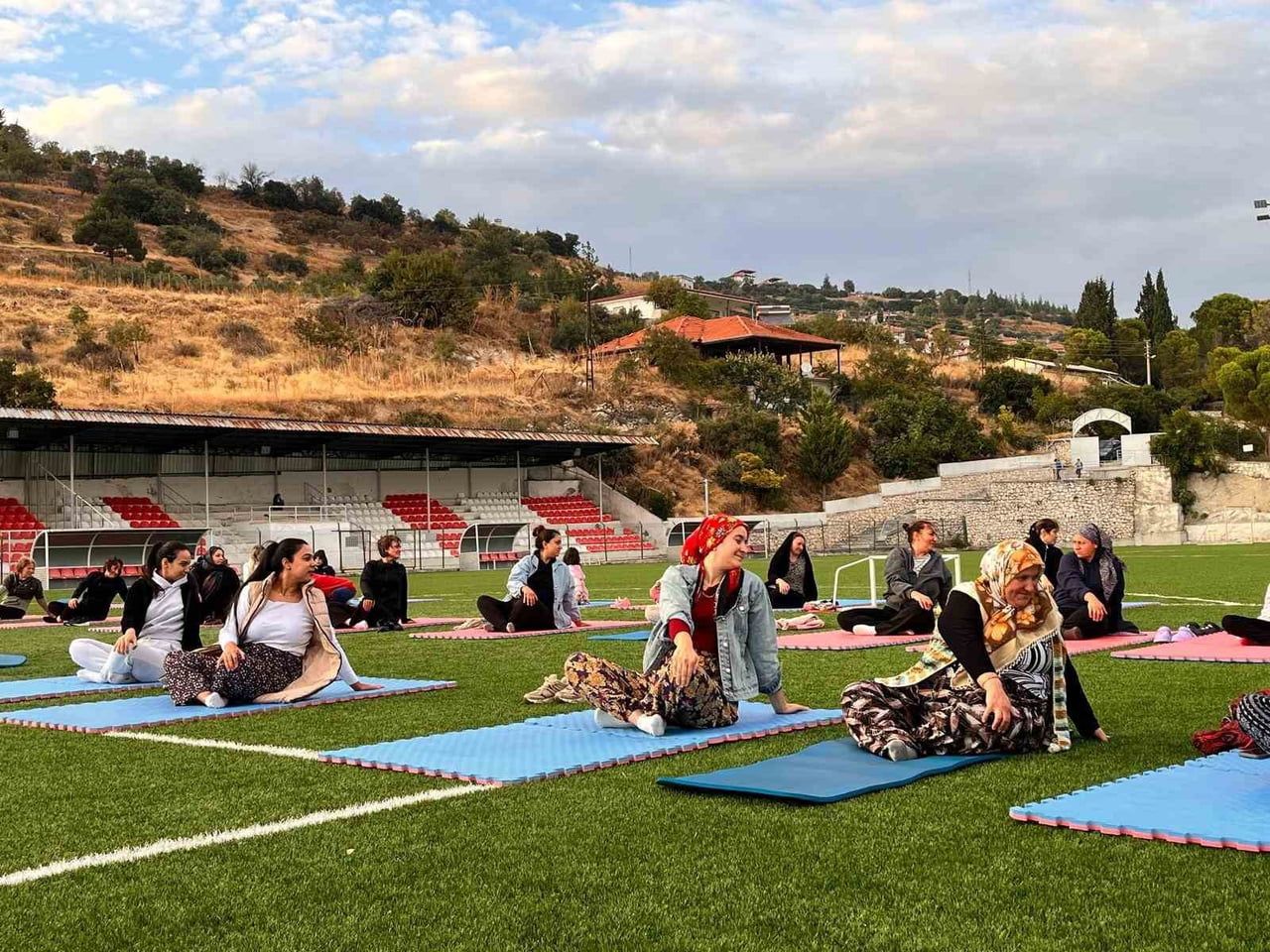 AMATÖR SPOR HAFTASI KAPSAMINDA GÜNEY İLÇESİNDE GERÇEKLEŞEN YOGA ETKİNLİĞİNDE BİRARAYA GELEN HER...