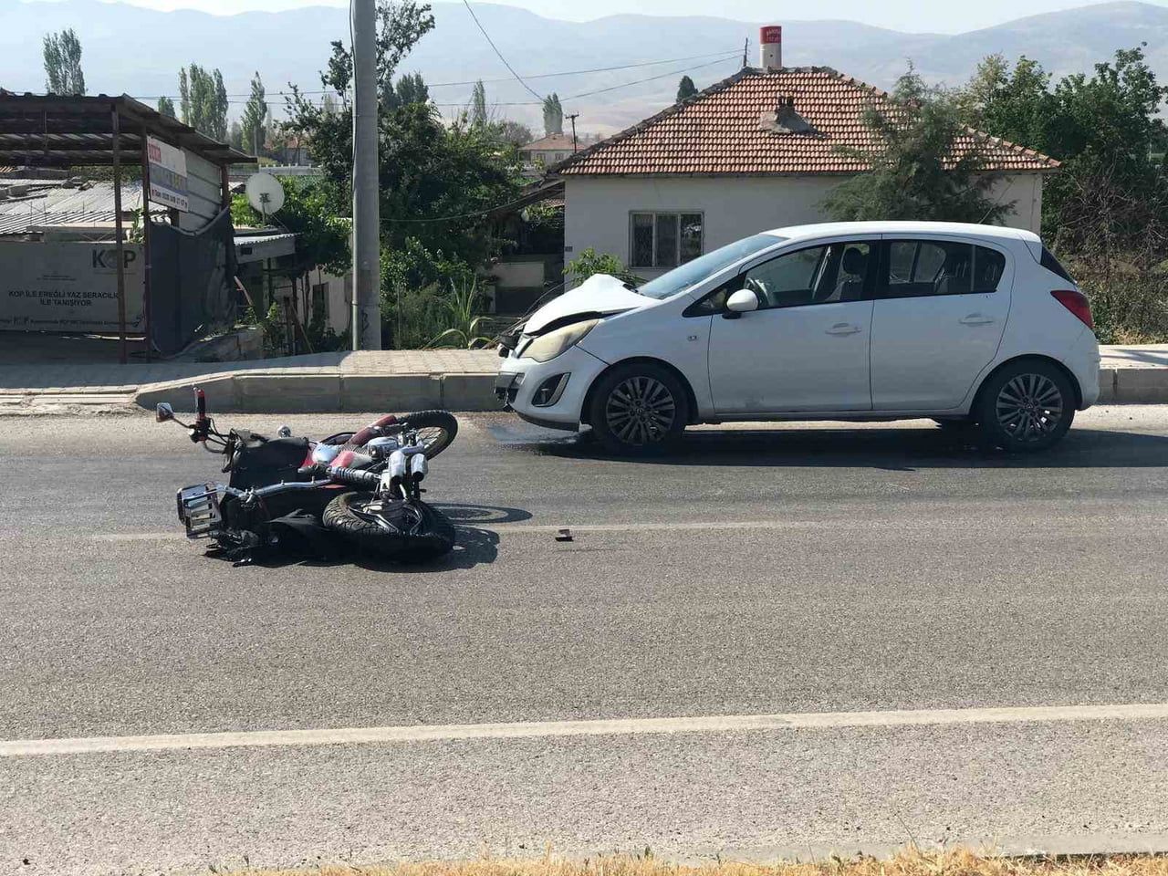 EREĞLİ İLÇESİNDE OTOMOBİLİN MOTOSİKLETE ARKADAN ÇARPMASI SONUCU MOTOSİKLET SÜRÜCÜSÜ AĞIR...