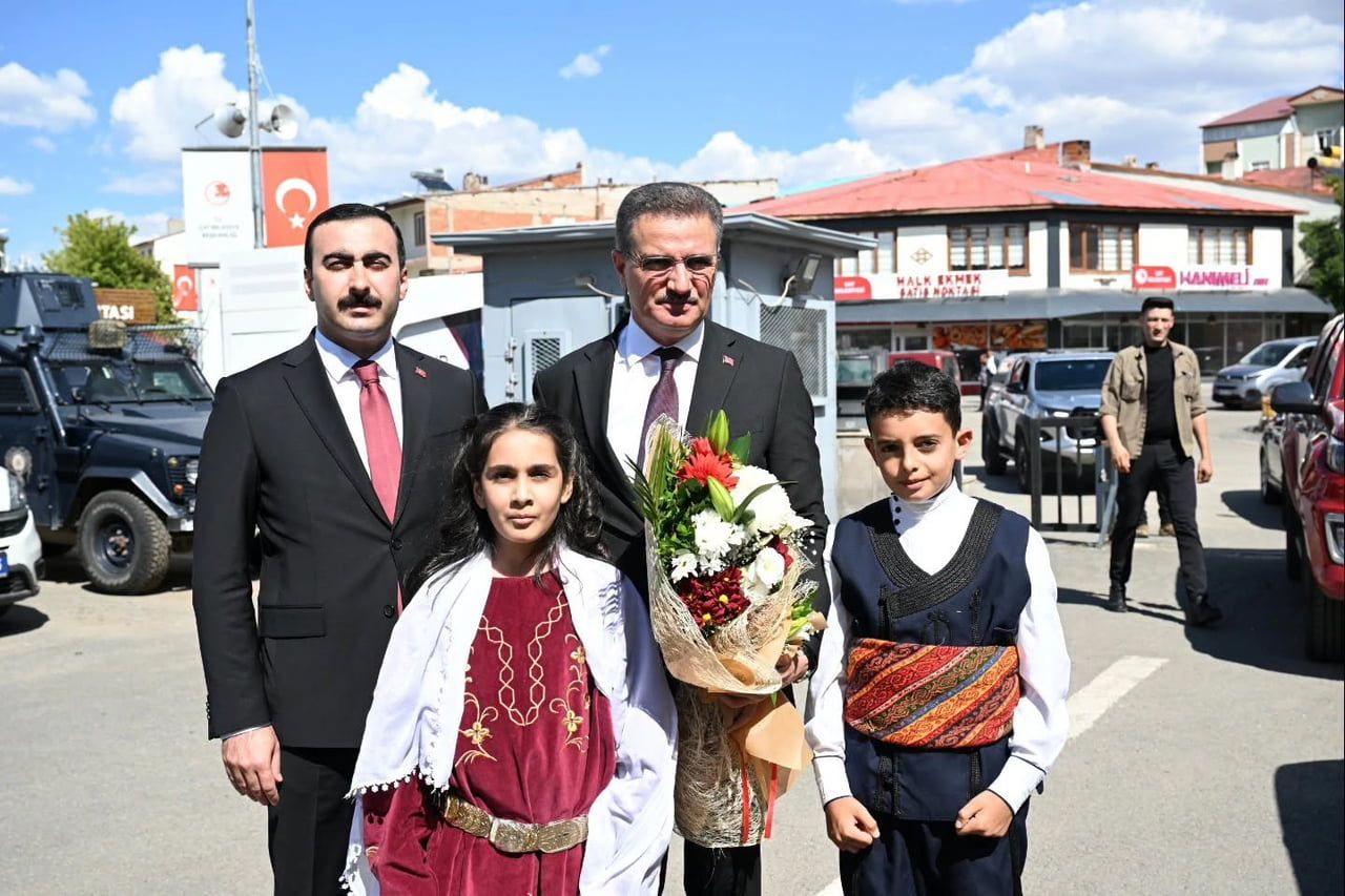 VALİ AYDIN BARUŞ, ÇAT İLÇESİNE ZİYARETTE BULUNDU. ÇAT KAYMAKAMI ERKAN ŞAHİN VE KURUM MÜDÜRLERİ...