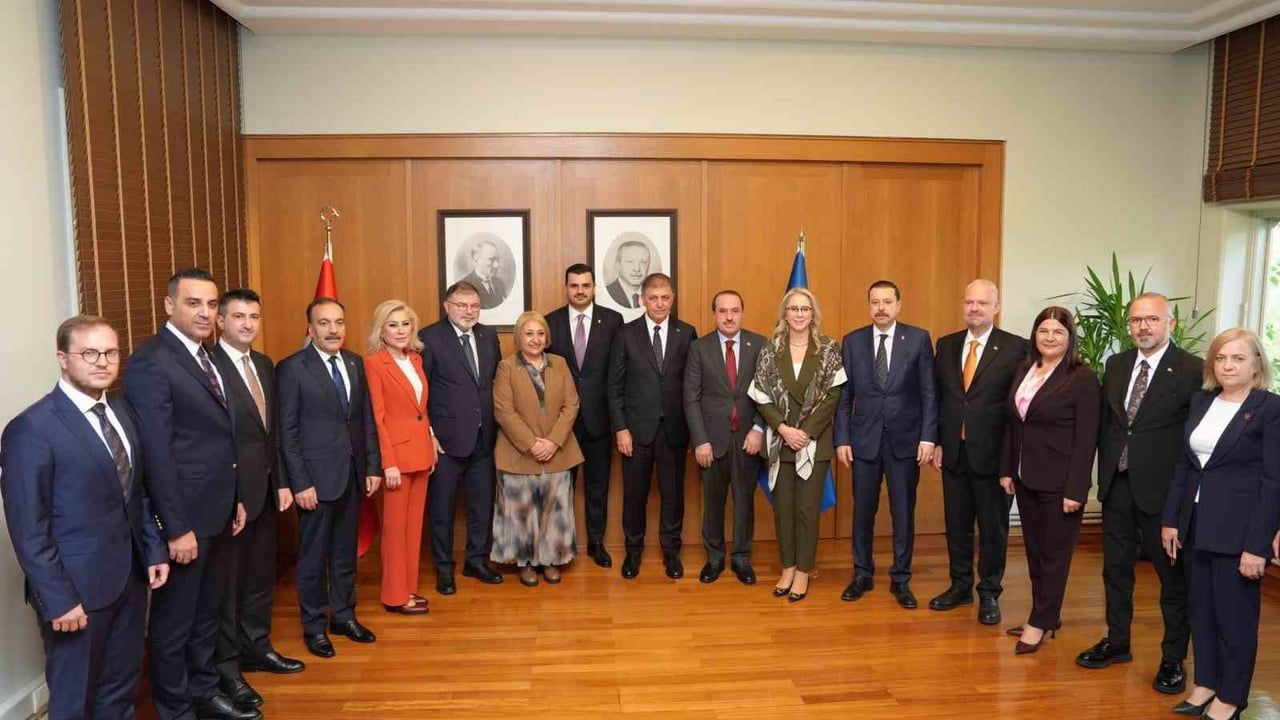İZMİR’DE BÜYÜKŞEHİR BELEDİYE BAŞKANI CEMİL TUGAY’IN AK PARTİ’YE KATILIMI SONRASI İLK ÜST DÜZEY...